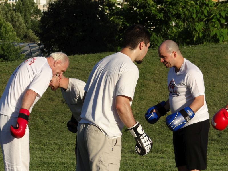 Szabadtéri felnőtt taekwon-do edzésen